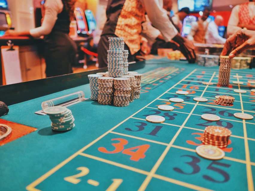Comment les casinos en ligne équilibrent-ils divertissement et risque ?